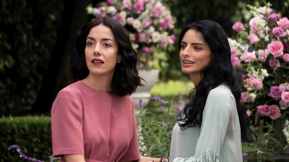 aislinn derbez y cecilia suárez la casa de las flores