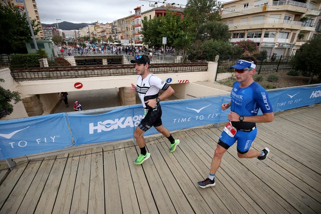 dos corredores participan en el ironman de barcelona 2019