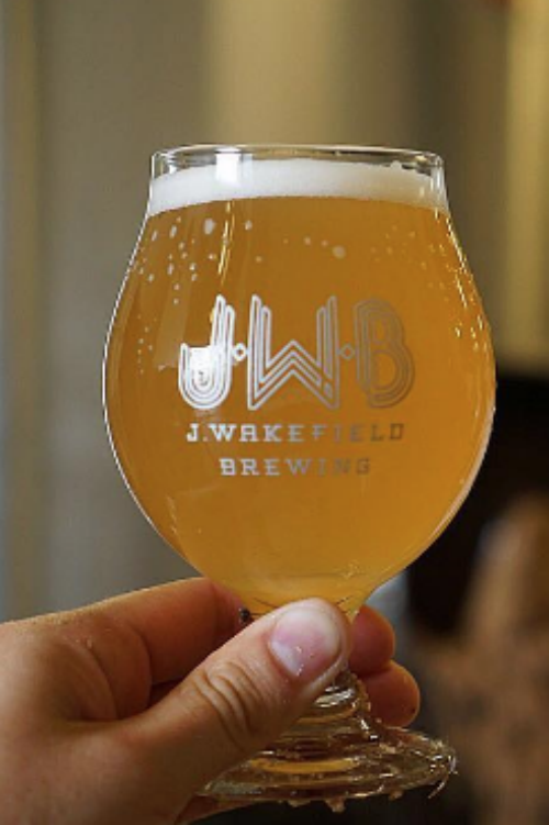 Beer glass, Drink, Glass, Drinkware, Stemware, Wine glass, Beer, Alcoholic beverage, Pint glass, Tableware, 