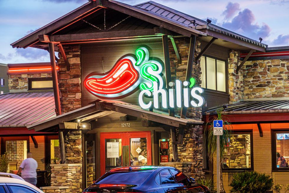 chili's grill and bar, restaurant entrance