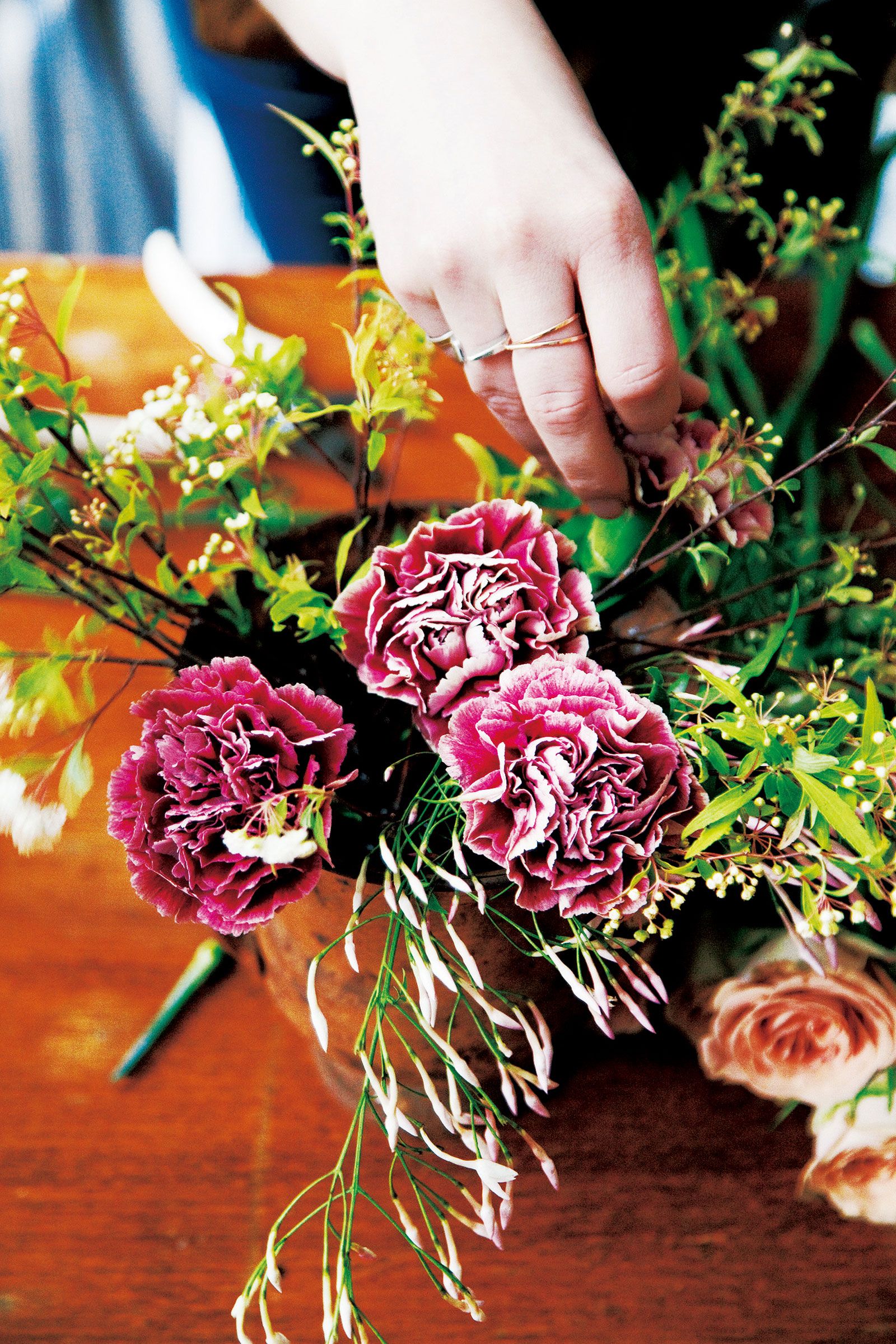 テーブルに飾る花を、さりげなく素敵に生ける方法は？