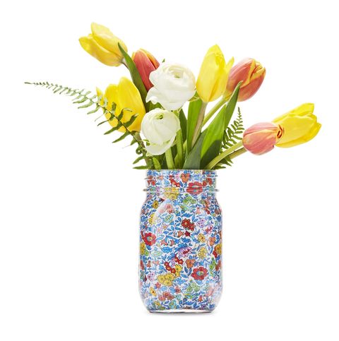 Bình hoa tulip là món quà tuyệt vời cho bạn bè, người thân hoặc tự thưởng cho chính mình. Hãy ngắm nhìn hình ảnh bình hoa tulip đầy màu sắc và thơm ngát để đắm mình vào không gian tuyệt vời của phẩm chất cuộc sống.