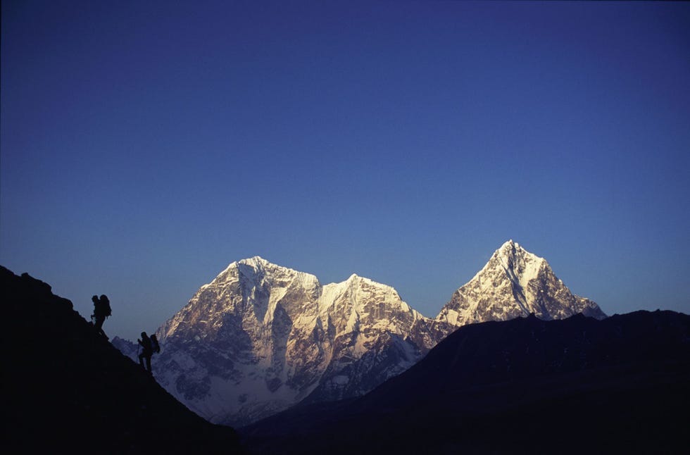 Bergwandelaars trekken naar het basiskamp van de Mount Everest Het oplopen van de griep tijdens het bergwandelen kan talloze problemen veroorzaken omdat het mensen vatbaarder maakt voor hoogteziekte