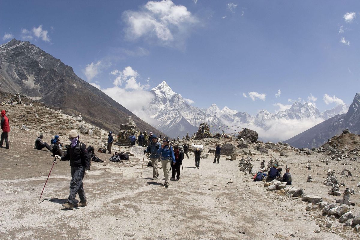 Op weg naar de Mount Everest trekken sherpas en bergbeklimmers over de Thoklapas in Nepal Aan het begin van het jaarlijkse klim en bergwandelseizoen arriveren steeds meer reizigers in een gebied met een beperkte toeristische infrastructuur waardoor de kans op   verspreiding van de heersende griep toeneemt