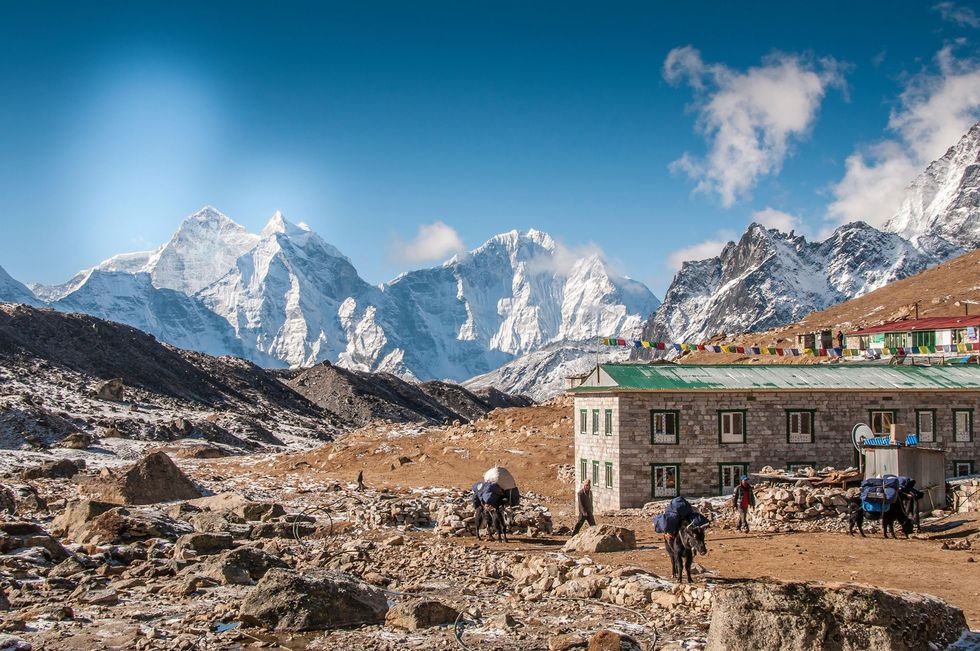 Klimmers bergwandelaars en sherpas trekken door Lobuche de laatste nederzetting op de route naar het Everestbasiskamp Gedurende de drukke klimseizoenen in het voorjaar en de herfst overnachten per etmaal honderden reizigers in Lobuche