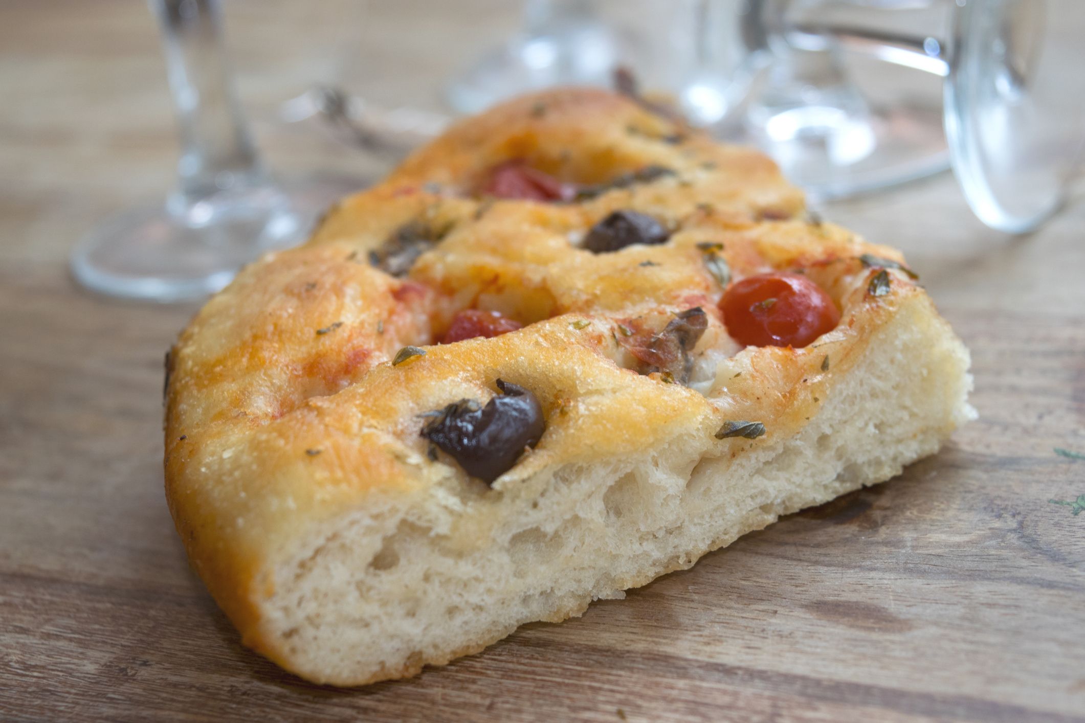 I trucchi per fare in casa la focaccia barese morbida e gustosissima