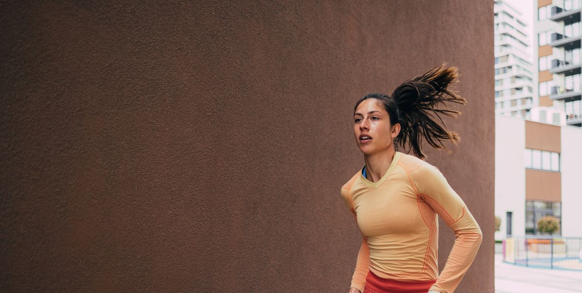 https://hips.hearstapps.com/hmg-prod/images/focused-female-runner-in-urban-environment-training-royalty-free-image-1752590525.pjpeg?crop=1.00xw:0.755xh;0,0.149xh&resize=1200:*