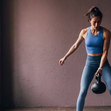 mujer haciendo ejercicio con una pesa rusa o kettlebell