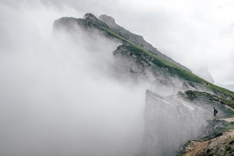 https://www.nationalgeographic.com/content/dam/travel/rights-exempt/2018-travel-photographer-of-the-year/magical-mountains/fog-mountain-south-tyrol.jpg Een trektocht door ZuidTirol is een unieke ervaring Het was de eerste keer dat ik zo dicht langs de rand van een afgrond wandelde die bijna in de mist verdween De kracht van de natuur in dit soort situaties herinnert ons eraan dat we slechts passagiers op deze planeet zijn