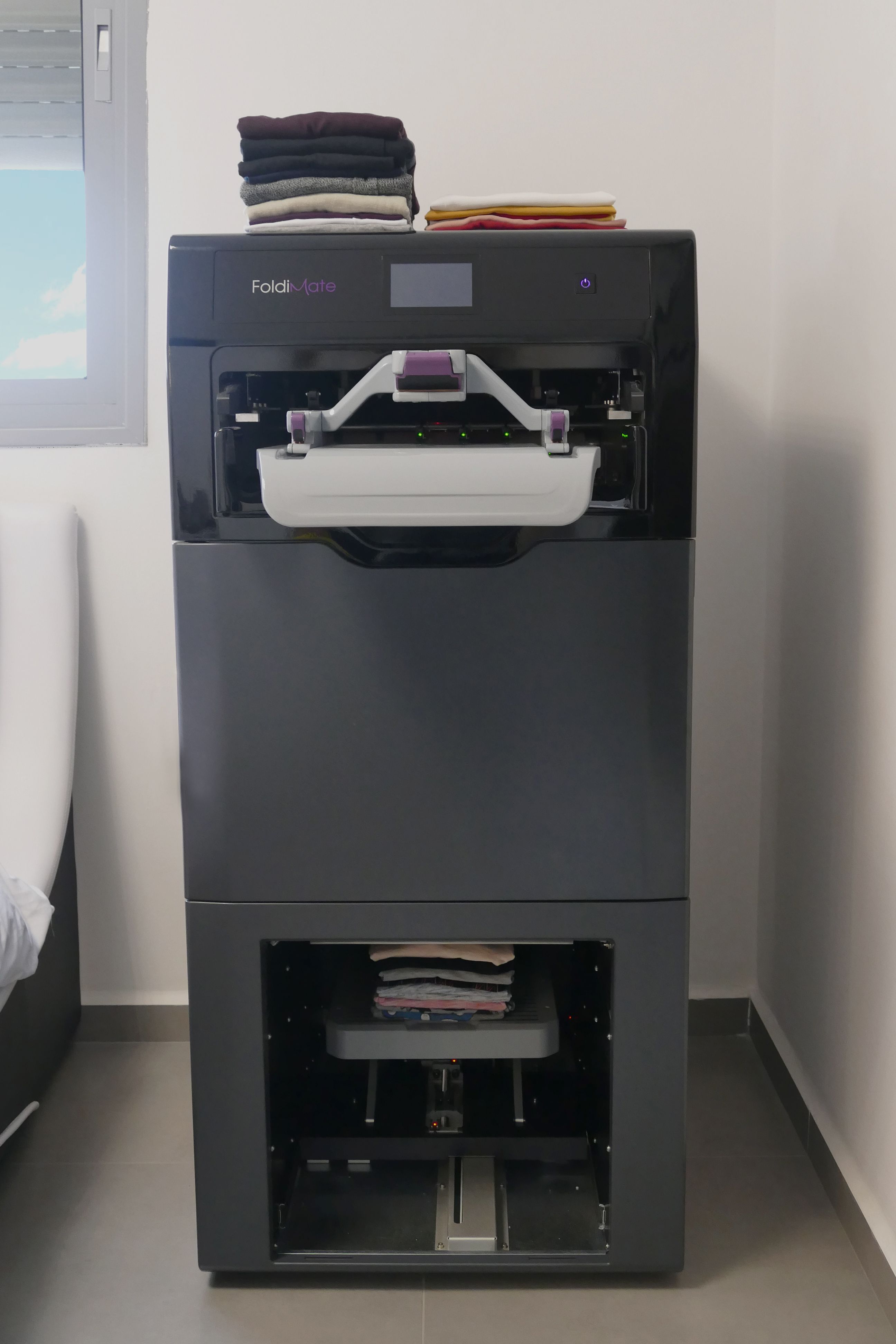 FoldiMate Laundry Folding Robot Debuts At CES 2019