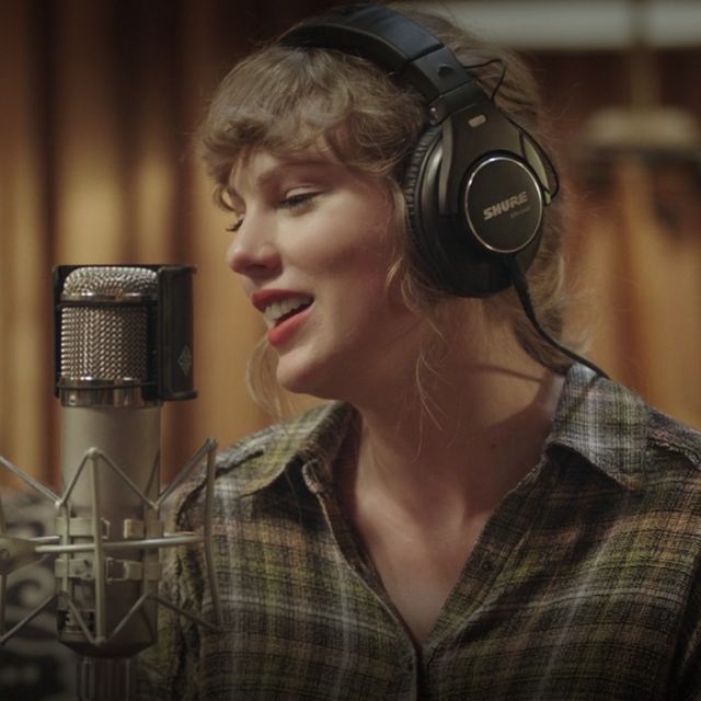 taylor swift in "folklore the long pond studio sessions"