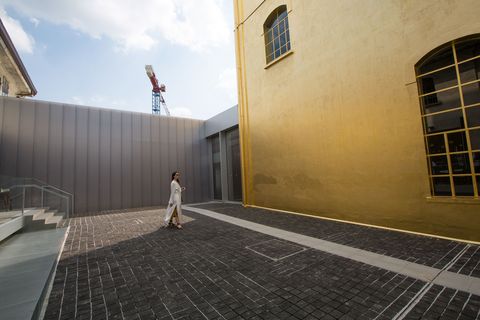 De Fondazione Prada Milano is een nieuw cultuurcentrum waar het publiek zich kan verdiepen in eigentijdse kunst Gelegen aan de zuidrand van Milaan is het complex gevestigd in een voormalige distilleerderij uit de jaren tien van de vorige eeuw en bestaat uit zeven bestaande en drie nieuwe gebouwen