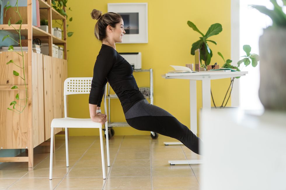 flexiones en silla, de los 20 mejores ejercicios para tonificar para mujeres