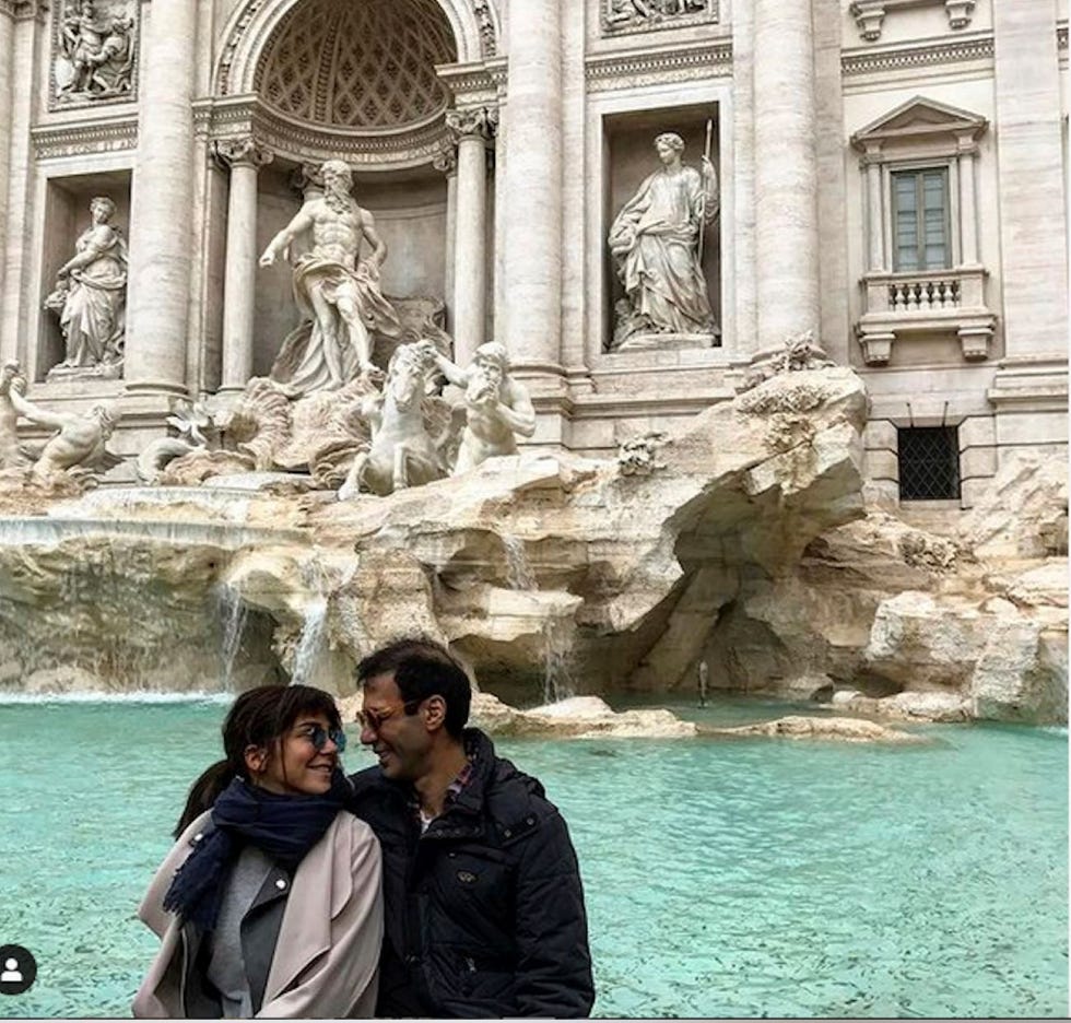 Head, Human, Jacket, Tourism, Sculpture, Outerwear, Sunglasses, Landmark, Water feature, Travel, 