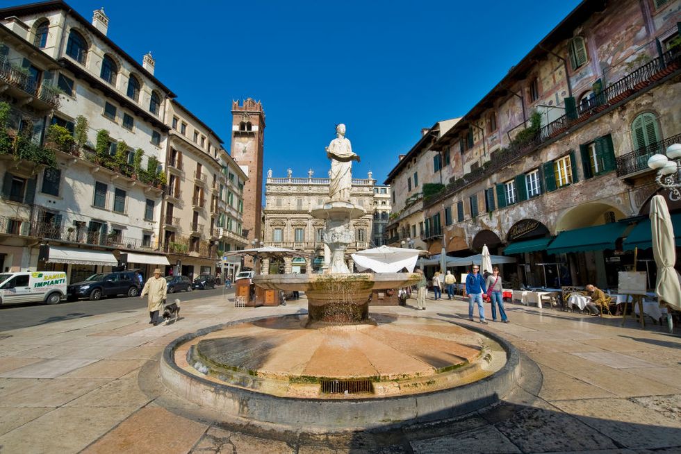 Fontana di Madonna Verona, Piazza delle Erbe, Verona, Veneto, Italia