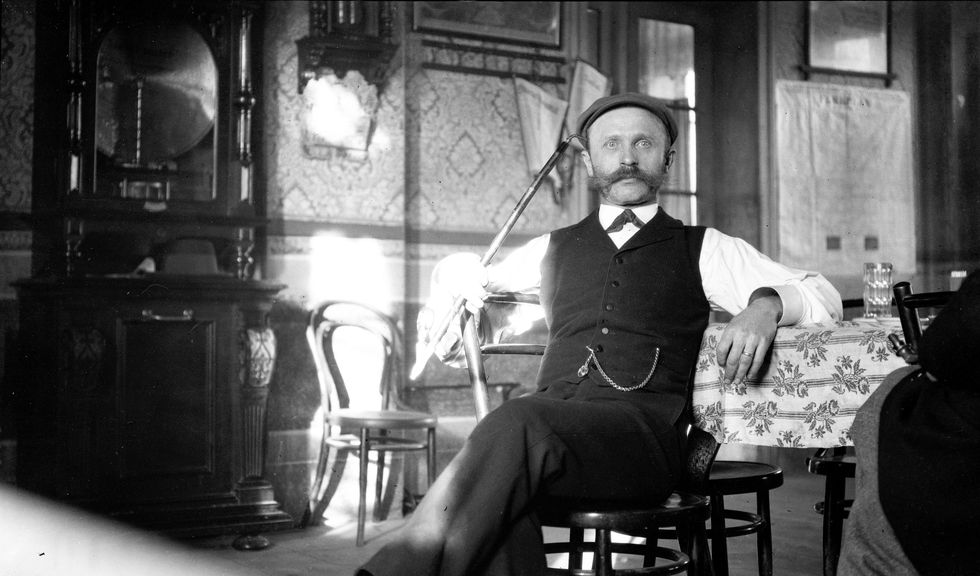 In 1901 probeerde Fairchild in Beieren de beste kwaliteit hop ter wereld te bemachtigen Hij streelde het ego van zijn herbergier Herr Wirth door een foto van hem te nemen