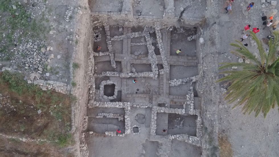 Uit graven uit de bronstijd in Megiddo blijkt dat leden van de elite graag etenswaren op basis van soja en kurkuma aten  beiden van oorsprong afkomstig uit Zuid en OostAzi