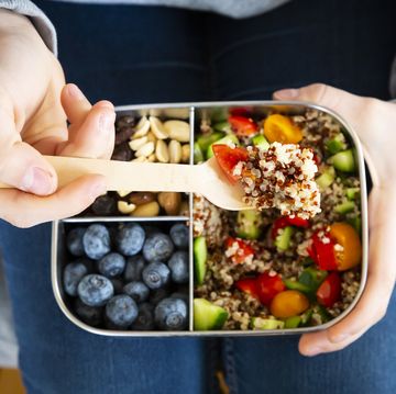 lunchbak met quinoa, groente en fruit