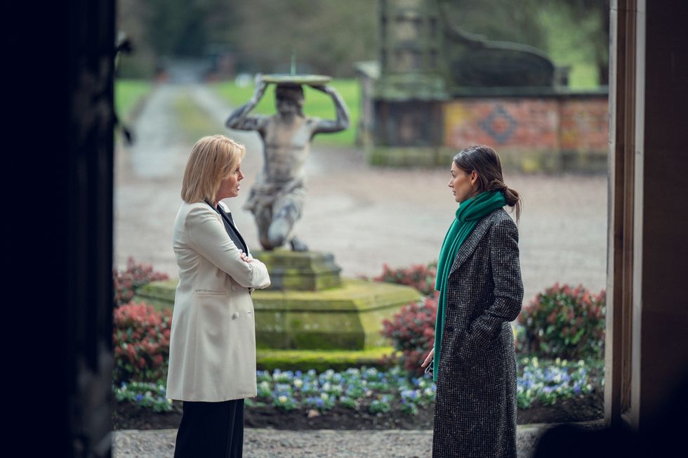 Joanna Lumley als Judith Burkett und Michelle Keegan als Maya Stern reden miteinander in „Fool Me Once“ von Netflix
