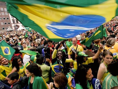 Braziliaanse voetbalfans vieren de overwinning van hun team op Ghana tijdens het Wereldkampioenschap in Dortmund Duitsland in 2006 Het eerste officile team werd in 1914 opgericht Inmiddels heeft het land een van de meest succesvolle nationale voetbalteams ter wereld
