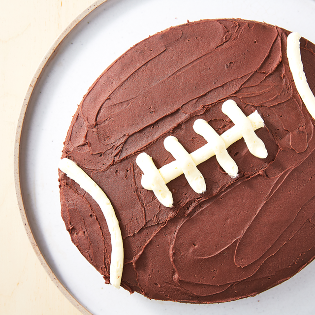 https://hips.hearstapps.com/hmg-prod/images/football-cake-horizontal-1548093882.png?crop=0.667xw:1.00xh;0.284xw,0&resize=640:*