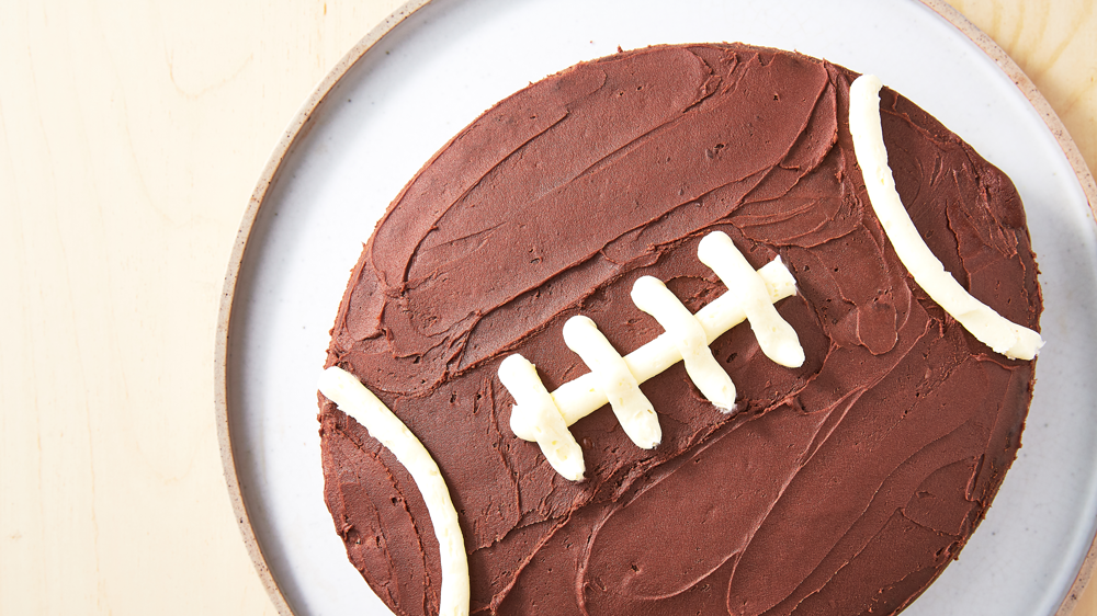 https://hips.hearstapps.com/hmg-prod/images/football-cake-horizontal-1548093882.png?crop=1xw:0.843328335832084xh;center,top&resize=1200:*