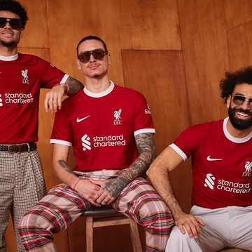 サッカー選手もシャツをパンツにタックインする時代。この風潮をどう見るべきか。