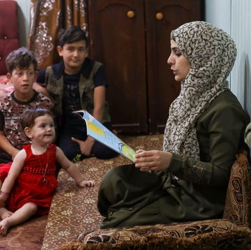 2g4axg0 asmaa rasheed, a syrian refugee storyteller living in zaatari refugee camp, reads a story to children at the camp, in the jordanian city of mafraq, near the border with syria, jordan june 17, 2021 picture taken june 17, 2021 reutersalaa al sukhni 2g4axg0 asmaa rasheed, a syrian refugee storyteller living in zaatari refugee camp, reads a story to children at the camp, in the jordanian city of mafraq, near the border with syria, jordan june 17, 2021 picture taken june 17, 2021 reutersalaa al sukhni