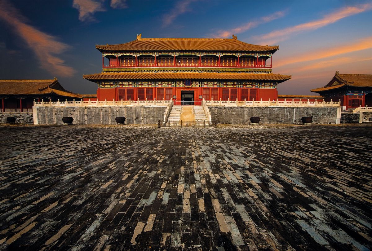 Het grootste bouwwerk van de Verboden Stad staat zon 30 meter boven de grote centrale binnenplaats en bevat alleen de Drakentroon die vijf eeuwen lang dienst deed als de ceremonile machtszetel van de Ming en Qingkeizers
