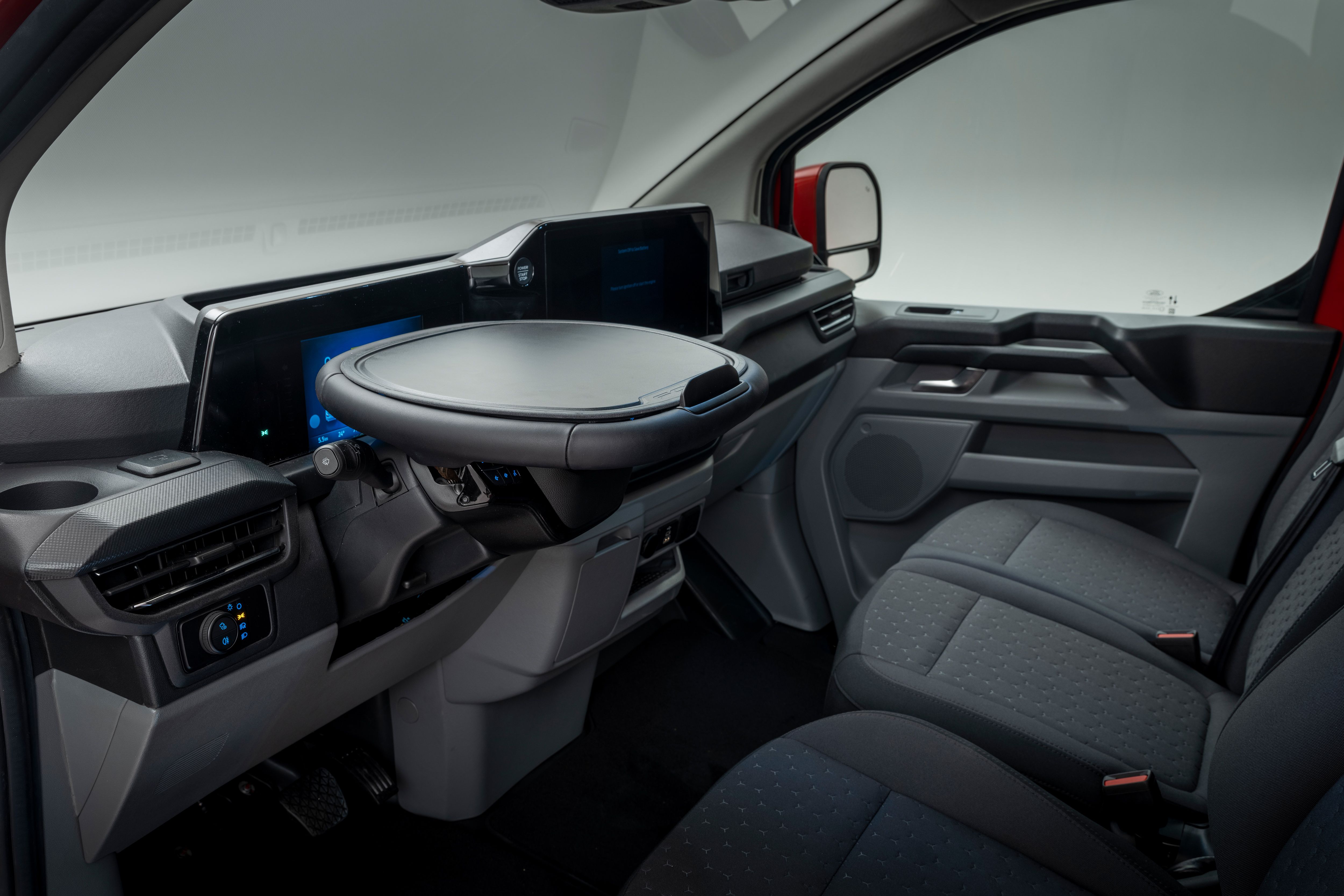 Nouveau gadget: Ford invente le ...."volant-table" !! Fordtransitcustom-limitedvan-artisanred-010-652591bf31fed