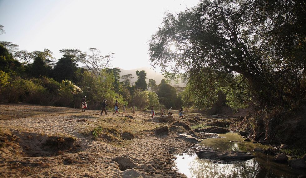 Plaatselijke Samburugidsen voeren bezoekers door een bos in het noorden van Kenia