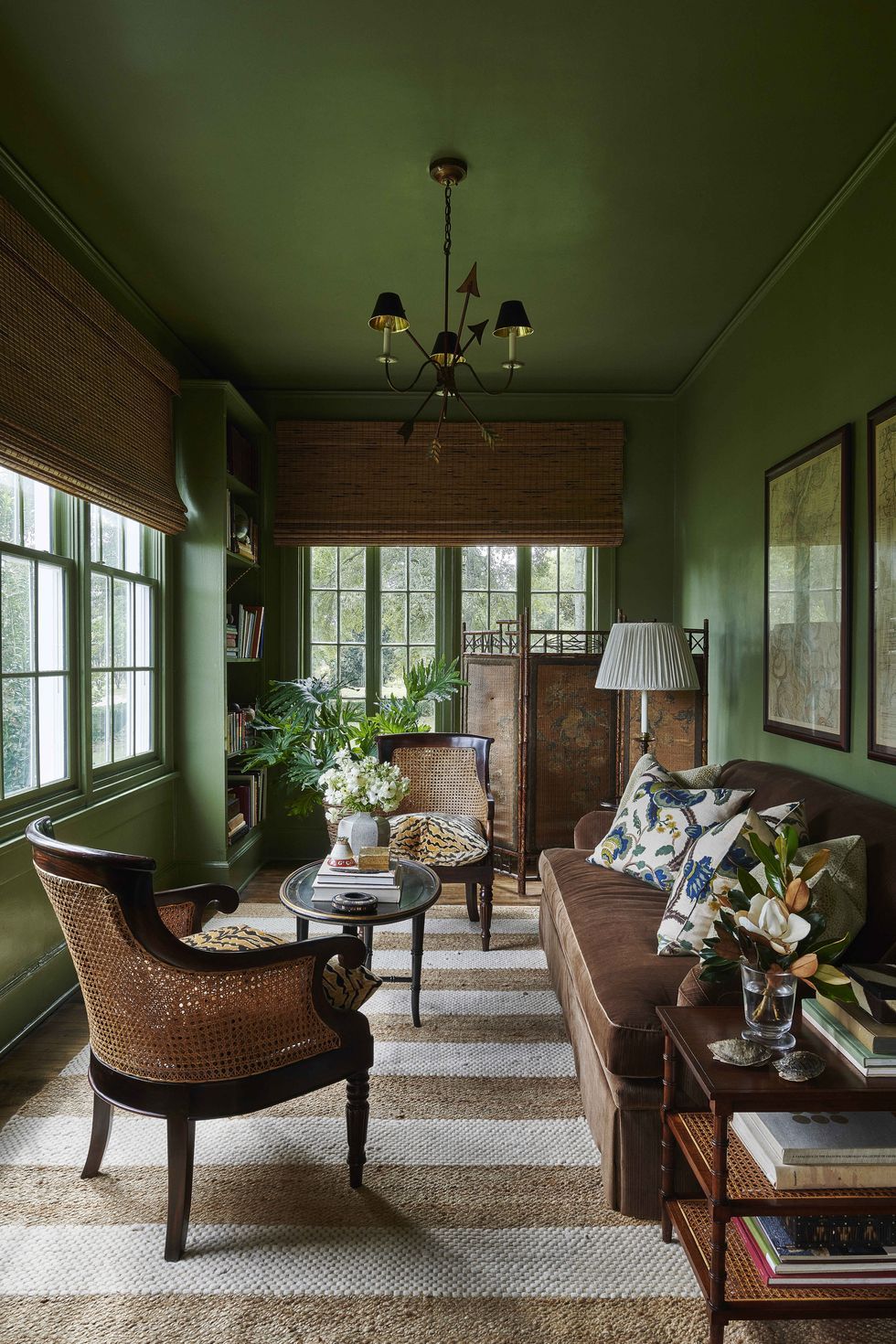 Living room painted with forest green hue and wooden elements add warmth to  the room and give it a cozy touch. : r/CozyPlaces