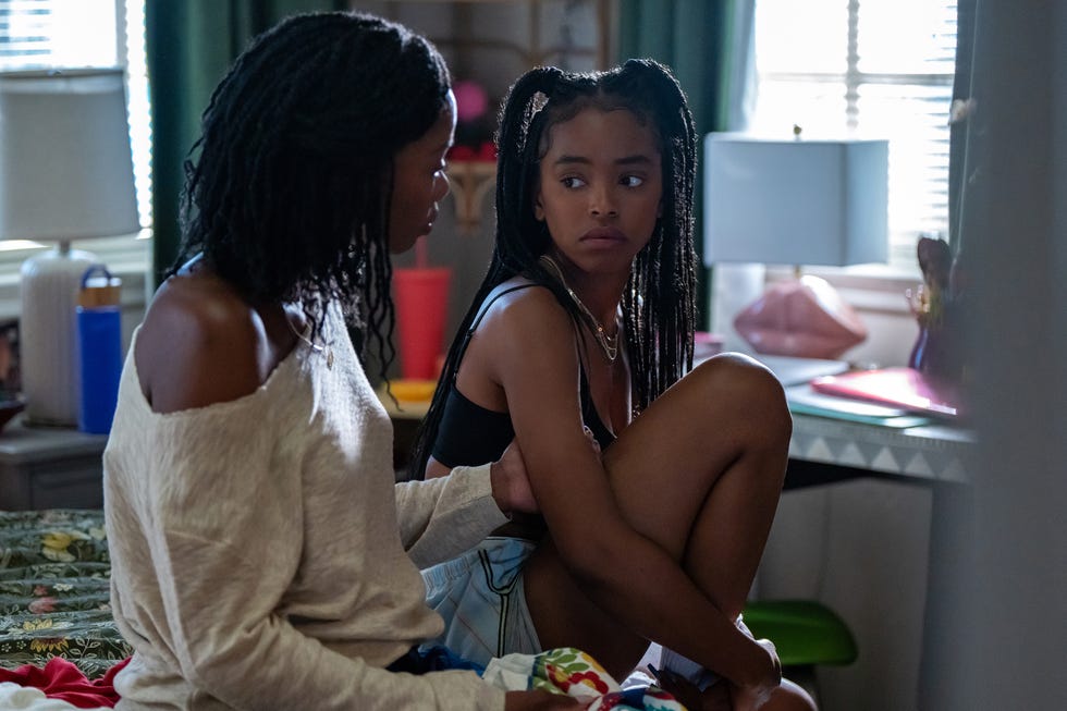 Para sempre. (da esquerda para a direita) Xosha Roquemore como Shelly Clark e Lovie Simone como Keisha Clark no episódio 102 de Para sempre. cr. Elizabeth Morris/Netflix © 2024