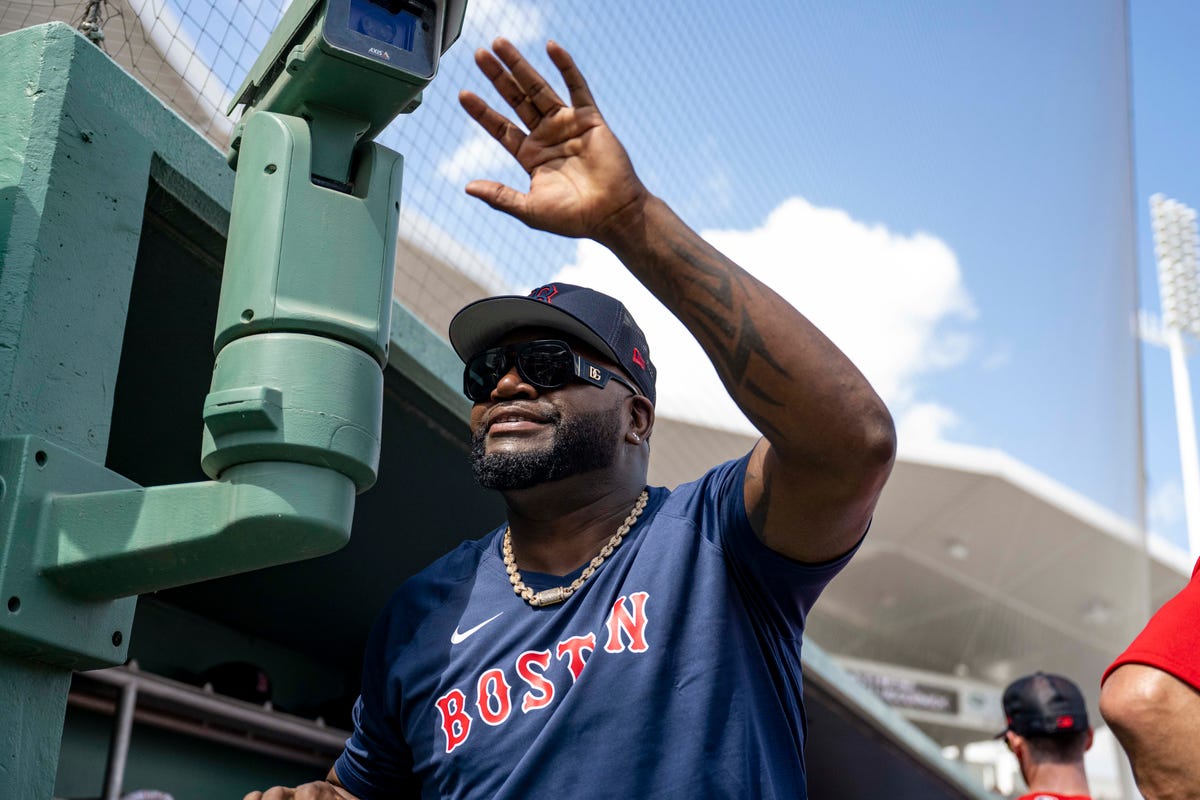 WCVB Channel 5 Boston - Boston Marathon Grand Marshal and former Boston Red  Sox slugger David Ortiz joined marathon workers at the start line moments  before the start of Monday's race. #Boston127