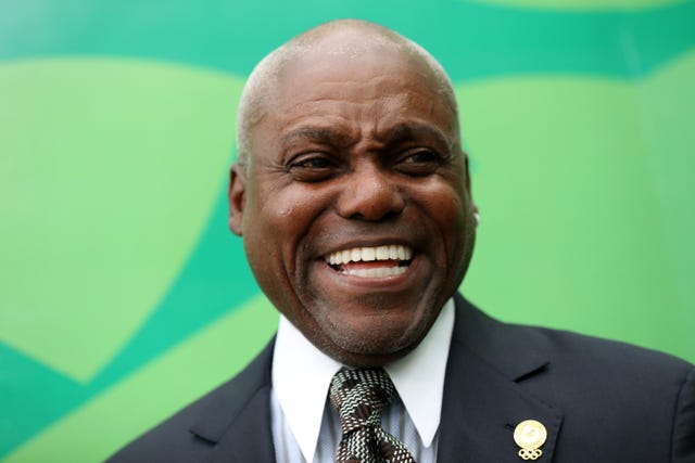 carl lewis y matthew boling, un saltador de longitud que corre