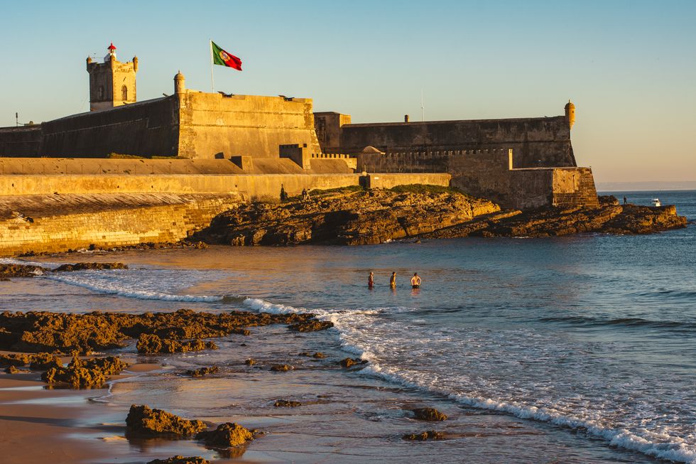 Perto do antigo castelo da Praia de Carcavelos em Portugal