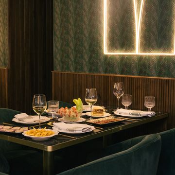 mesa decorada con platos y copas de vino de barrafina valencia