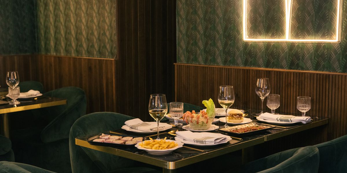 mesa decorada con platos y copas de vino de barrafina valencia
