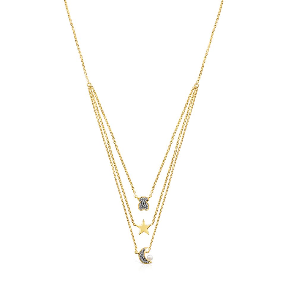 Collar triple de plata vermeil, diamantes y perla. De la colección Nocturne de Tous. 