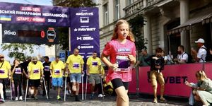 la chica ucraniana yana stepanenko de 12 años corriendo con prótesis