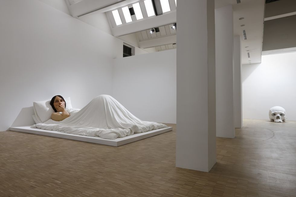 ron mueck, in bed, arte contemporanea, artisti contemporanei, fondation cartier pour l'art contemporain, mass, teschio