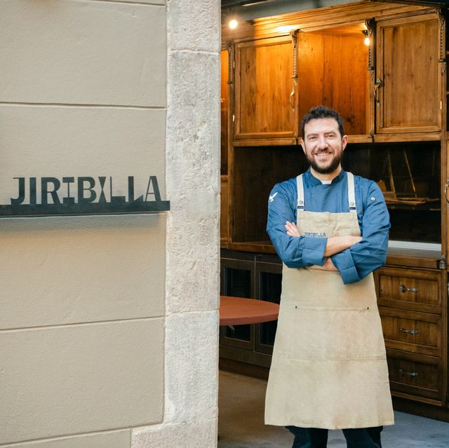 chef gerard bellver posando en la entrada del restaurante jiribilla