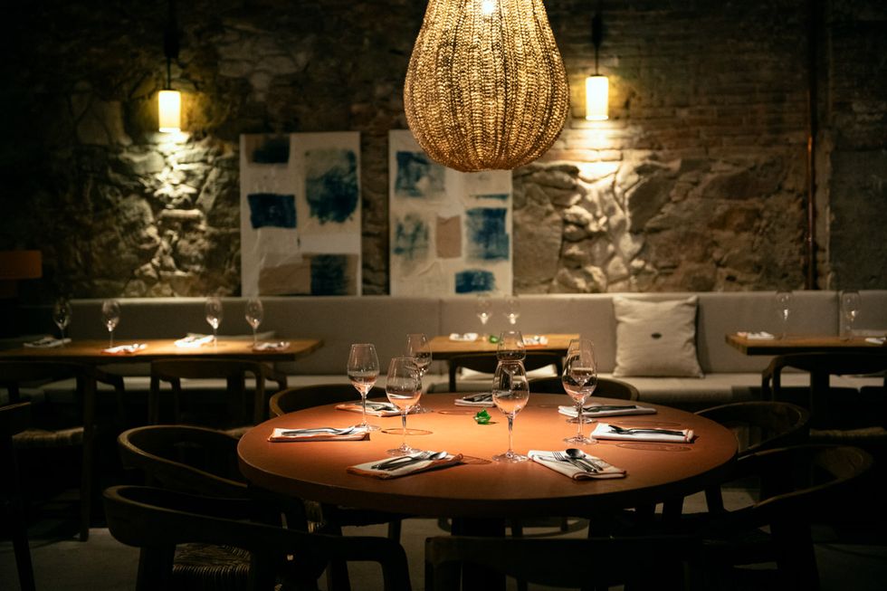 interior del restaurante jiribilla con mesas y sillas de madera y luces tenues