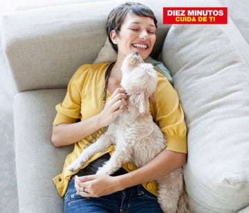 una mujer, feliz con su mascota