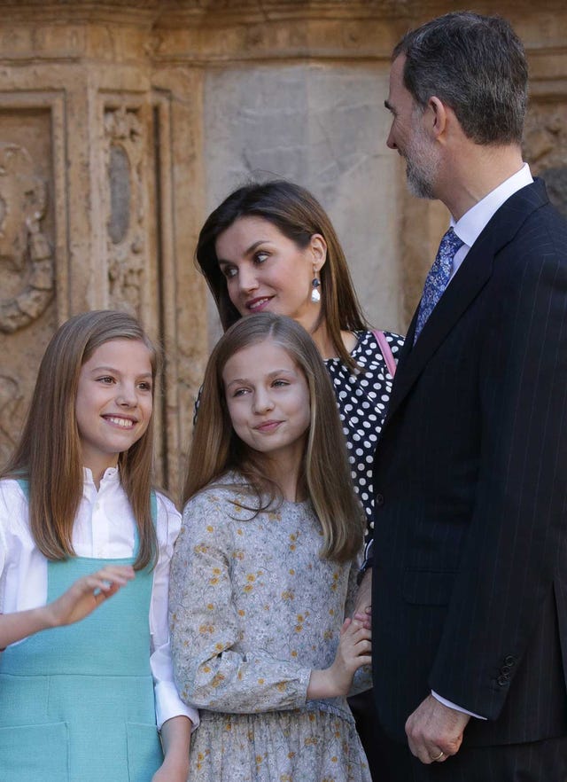 People, Event, Fun, Smile, Iris, Family taking photos together, Temple, Family, Formal wear, Suit, 