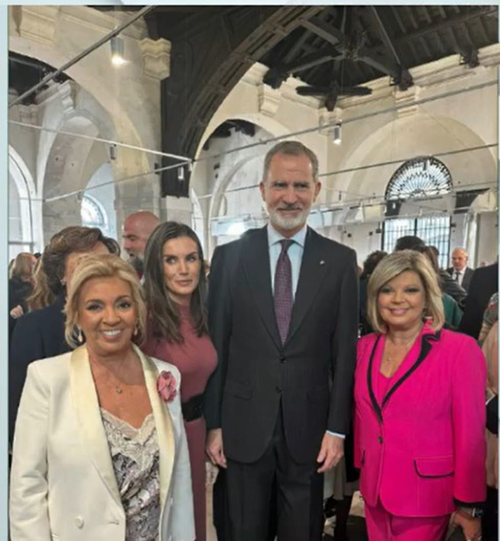 los reyes felipe y letizia se hicieron una foto con carmen borrego y terelu campos en la ceremonia de entrega de las medallas de oro al mérito en las bellas artes