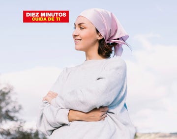 una mujer con un panuelo rosa en la cabeza y una sudadera gris