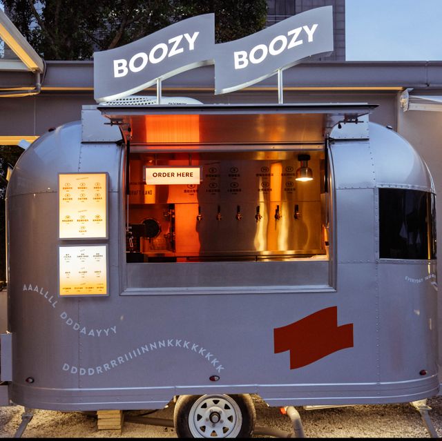 空中花園上的立飲露營車「boozy boozy 」信義區時髦登場！調酒、啤酒與鹹食小點打造微醺氛圍