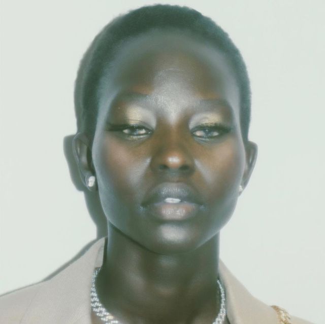 「變色眼睛與滿臉疤痕是她最美的印記。」 出生於肯亞難民營的疤痕超模 aweng chuol