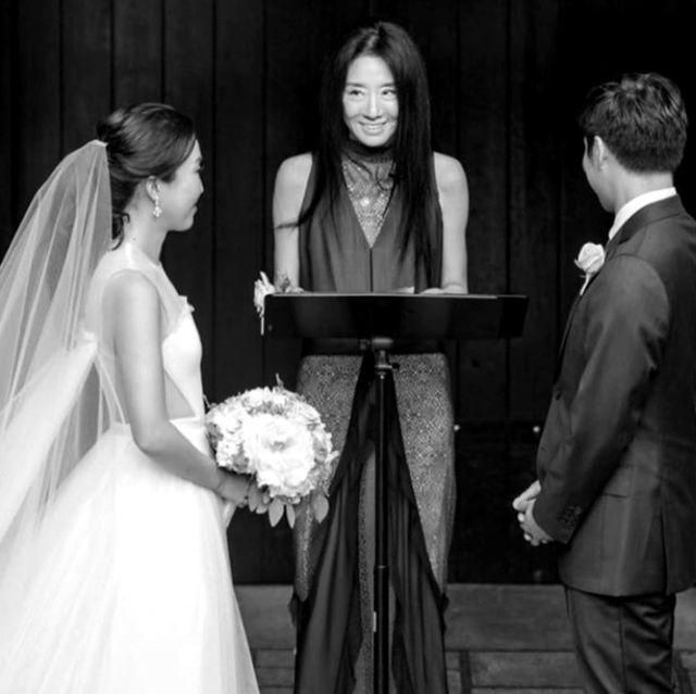 「婚紗女王」當起婚禮主婚人！70歲的vera wang比新娘還美！